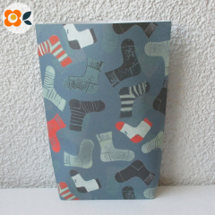 Geschenktüte Socken auf Blau